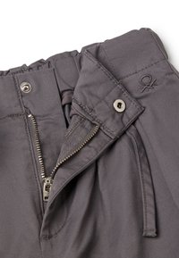 Cintura in tessuto grigio con elastico arricciato, zip laterale, chiusura con bottone metallico e dettaglio logo ricamato. Materiale a trama liscia.