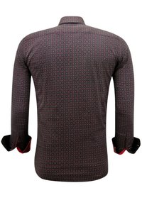 Langarmshirt met een donker geometrisch patroon, voorzien van een bandkraag en rode accenten op de manchetten. Gemaakt van lichtgewicht stof.