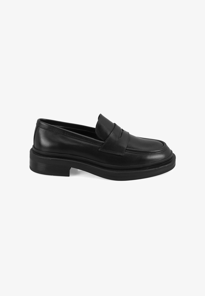 Zwarte leren instappers met een ronde neus, verhoogd penny-strookje en dikke rubberen zool. Gladde textuur met minimale details.