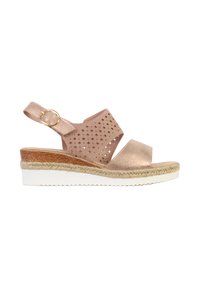 Sandale compensée avec lanières beiges perforées, boucle dorée, bordure en jute et semelle en caoutchouc blanche.