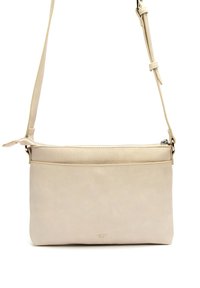 Béžová kožená taška cez telo s hladkým povrchom, zipsovým uzáverom, nastaviteľným popruhom a jemne embosovaným logom na prednej strane.