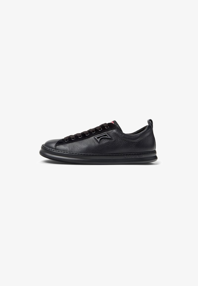 Schwarze Ledersneaker mit abgerundetem Zehenbereich, strukturierten Seitenpaneelen und flachen Schnürsenkeln. Verfügt über einen gepolsterten Kragen und eine elegante Gummisohle.