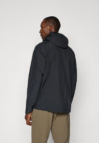 Schwarze Kapuzenjacke aus leichtem, wasserabweisendem Material mit glatter Textur. Enthält ein schlichtes Design und eine lockere Passform.