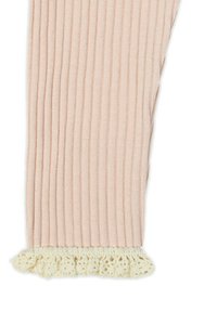 Różowe spodnie z prążkowanej tkaniny z kremowym, szydełkowanym wykończeniem na dole. Tkanina ma miękką fakturę i pionowy wzór w paski.