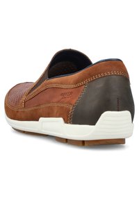 Chaussure en cuir marron avec une finition texturée, présentant un panneau en suède marron foncé, une semelle en caoutchouc et un côté élastique pour un enfilage facile.