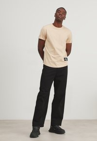 Calvin Klein Jeans BADGE TURN UP SLEEVE - T-shirt basic - warm sand