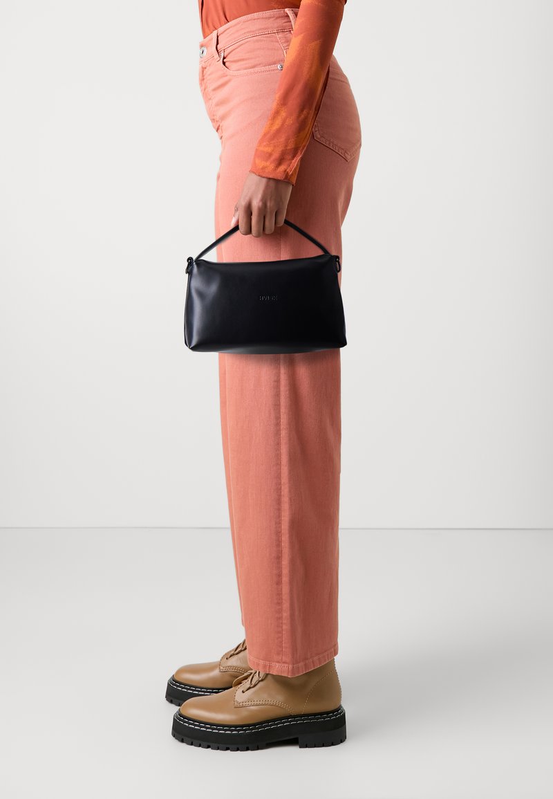 HVISK NOTE SOFT STRUCTURE - Håndtasker - black