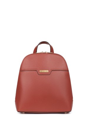 Sac à dos en cuir rouge avec un dessus arrondi, quincaillerie dorée et une bande d'accent noire. Équipé d'une poignée supérieure et d'une fermeture éclair.