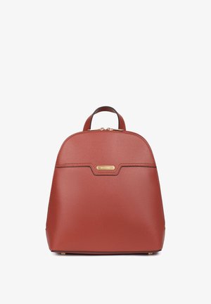 Sac à dos en cuir rouge avec un dessus arrondi, quincaillerie dorée et une bande d'accent noire. Équipé d'une poignée supérieure et d'une fermeture éclair.