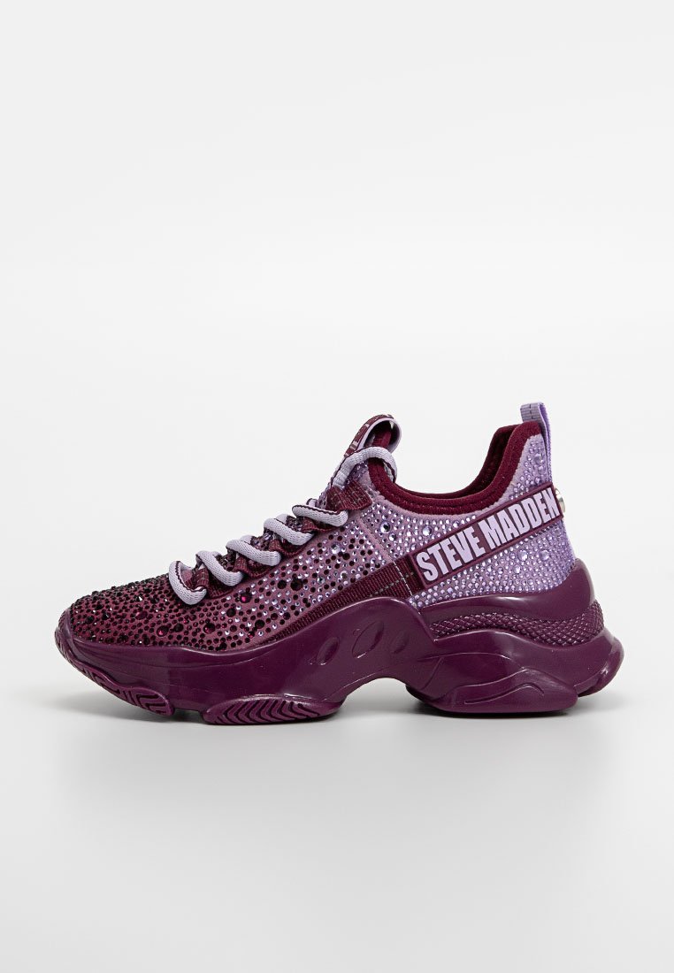Baskets violettes avec une tige texturée ornée de strass, un design à lacets et une semelle rembourrée. Marque sur le côté externe.