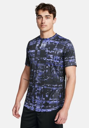 Short-sleeve athletic shirt in black with an abstract purple-patterned design. Made of smooth, lightweight fabric with a round neckline.