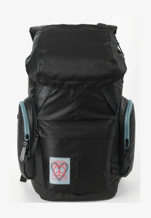 Schwarzer Rucksack mit strukturiertem Oberflächen, ausgestattet mit einer Reißverschlusstasche in Blau und einem Aufnäher mit einem Friedenssymbol und dem Text "Peace Love Nitro".