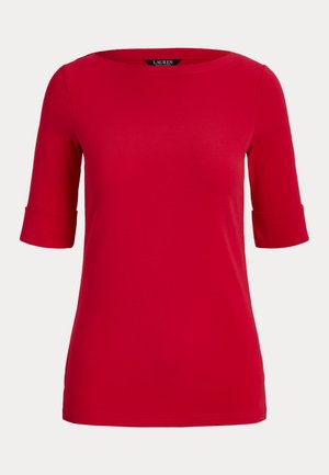 T-shirt rouge à manches courtes en tissu lisse. Présente un col large et des revers retroussés, avec une silhouette ajustée pour une apparence élégante.