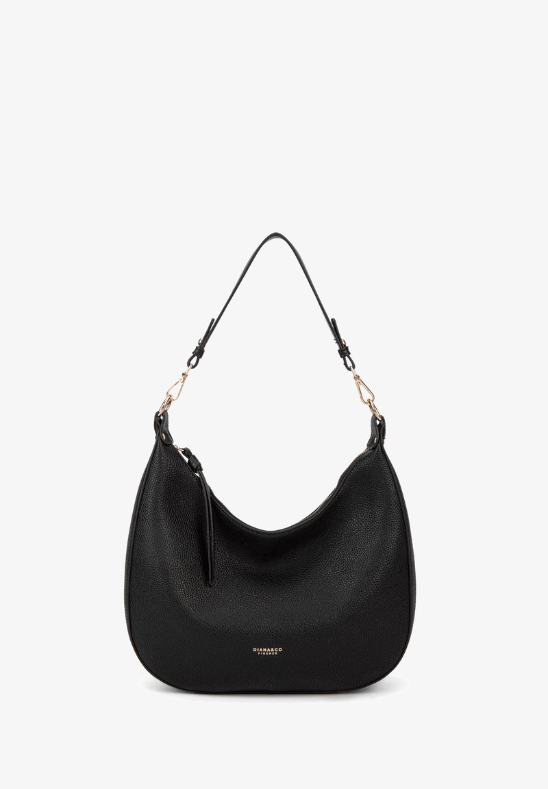 Borsa hobo in pelle nera con superficie texturizzata, forma curvata, tracolla regolabile e finiture in ottone dorato. Presenta una chiusura con zip.