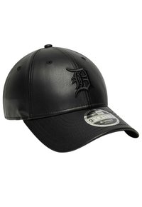 Cappello in pelle nera con visiera curvata, logo "D" ricamato sulla parte anteriore, cuciture in rilievo e occhielli di ventilazione sulla corona.