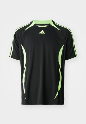 Sort atletisk T-shirt med korte ærmer, med grønne detaljer og buede sidepaneler. Lavet af letvægts, åndbart materiale.