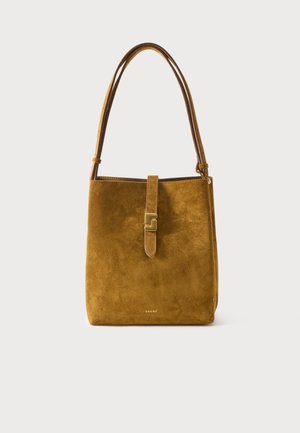 Braune Wildleder-Umhängetasche mit geradem Riemen, rechteckiger Form und einem vorderen Riemen mit goldfarbenem Schnallenverschluss.