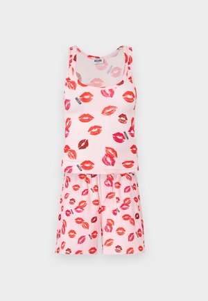 Roosa varrukateta topp ja püksid korduvate punaste ja roosade huulte trükiste ning Moschino teksti logo mustriga.