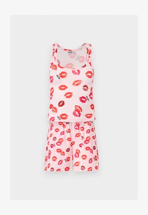 Ροζ αμάνικη μπλούζα και σορτς με επαναλαμβανόμενο μοτίβο από κόκκινα και ροζ αποτυπώματα χειλιών και λογότυπο κειμένου Moschino.