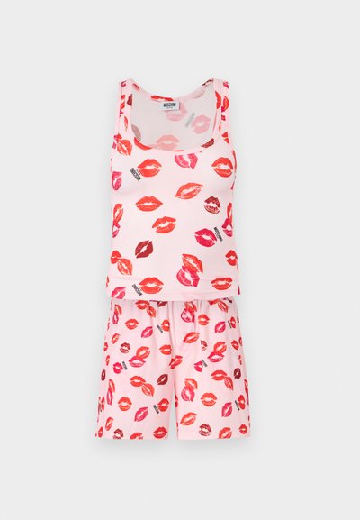 Ροζ αμάνικη μπλούζα και σορτς με επαναλαμβανόμενο μοτίβο από κόκκινα και ροζ αποτυπώματα χειλιών και λογότυπο κειμένου Moschino.