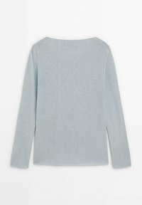 Jasnoniebieski sweter z długim rękawem o miękkiej teksturze, z dekoltem w serek i luźnym krojem. Prosty, czysty design bez widocznych ozdób.