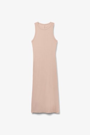 Ärmlös maxiklänning i mjuk beige ribbad tyg. Har en rund halsringning och en rak siluett, med en jämn textur genom hela plagget.