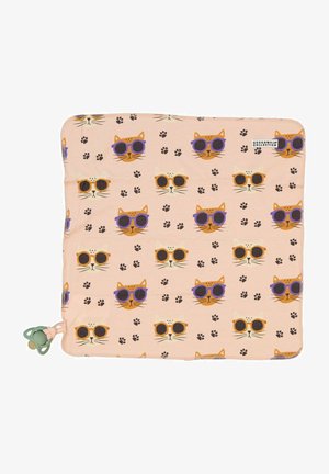 Fyrkantig filt med ett mjukt rosa tyg som har upprepade kattansikten med solglasögon och små svarta tassavtryck, med en grön nappfäste.