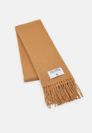 Bufanda de lana color camello con extremos flecos y una etiqueta blanca con la inscripción "FILIPPA K" sobre un fondo blanco liso.