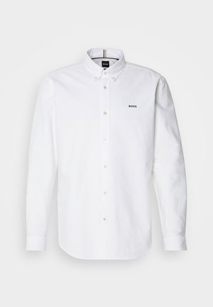 Biely dlhý rukáv košele s golierom na gombíky, s malým modrým logom "BOSS" na hrudi a perlovými gombíkmi. Mäkčená, textúrovaná látka.