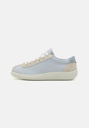 Zapatillas azul claro y beige con parte superior de cuero suave, acentos de ante y suela de goma estriada. Presenta cordones blancos y detalle del logotipo.