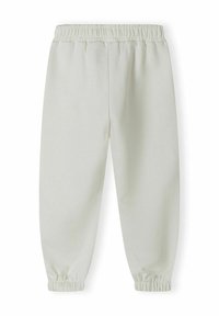 Pantalons de jogging gris clair en tissu doux, dotés d'une taille élastique et de poignets froncés aux chevilles. Texture lisse, design minimaliste.