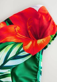 Unselected, red green tropical