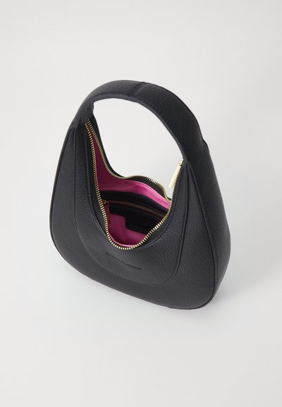 Μαύρη δερμάτινη τσάντα χειρός με καμπύλο σχήμα, χρυσό φερμουάρ και ροζ ύφασμα εσωτερικά. Διαθέτει μία λαβή για μεταφορά.