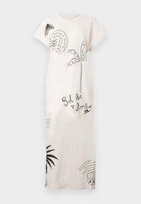 Lungo vestito bianco con stampe di palme nere, conchiglie e testo tra cui "Sol de Palma", con maniche corte e spacchi laterali.