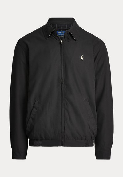 Čierna bunda na zips s golierom, bočnými vreckami, elastickým lemom a malým bielym logom Polo Ralph Lauren na ľavej strane hrude.