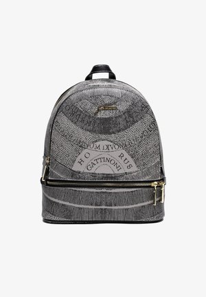 Sac à dos gris avec un motif de texte noir, fermeture éclair dorée et poignée noire, comportant une écriture latine circulaire et le logo "Gattinoni".