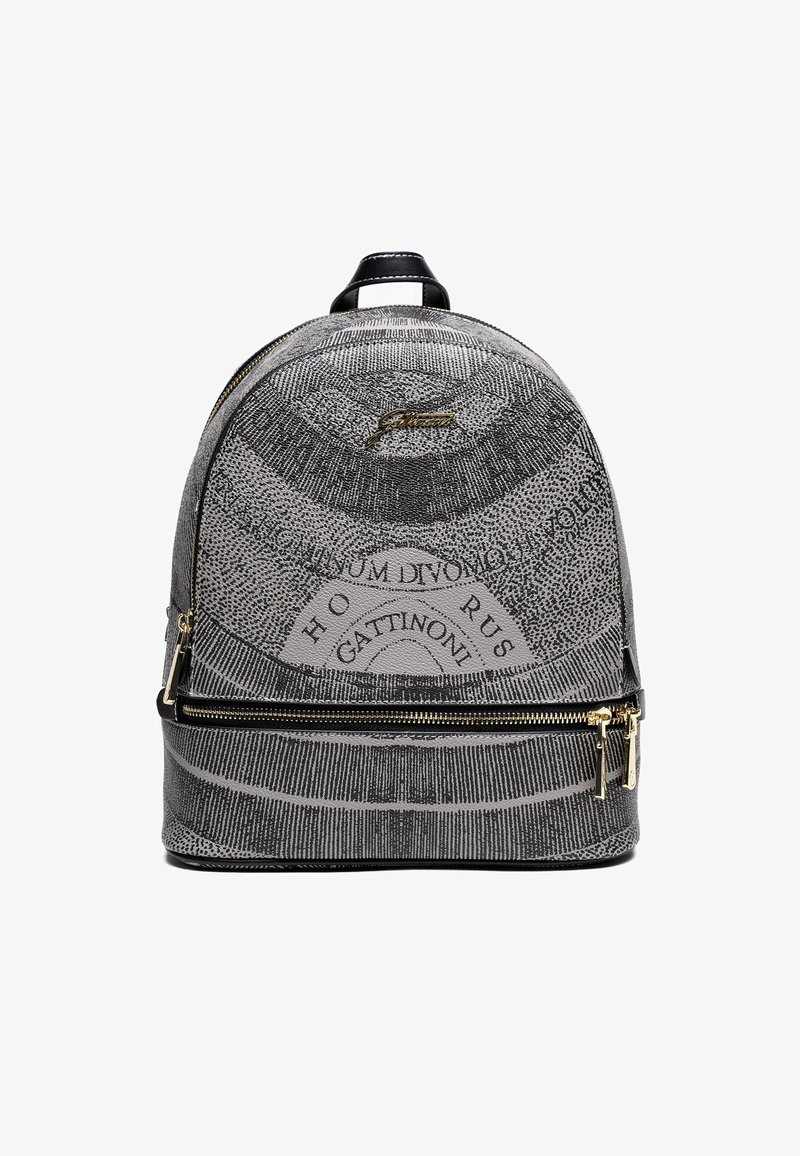 Grå ryggsäck med svart textmönster, guldfärgad dragkedja och svart handtag, med cirkulärt latinskt skript och "Gattinoni"-logotyp.