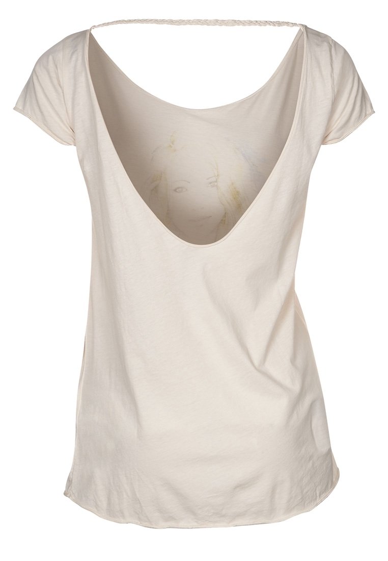 Camiseta de algodón de color crema con manga corta y un profundo escote en V en la parte posterior, con un diseño gráfico interno de una cara, que presenta una textura suave.