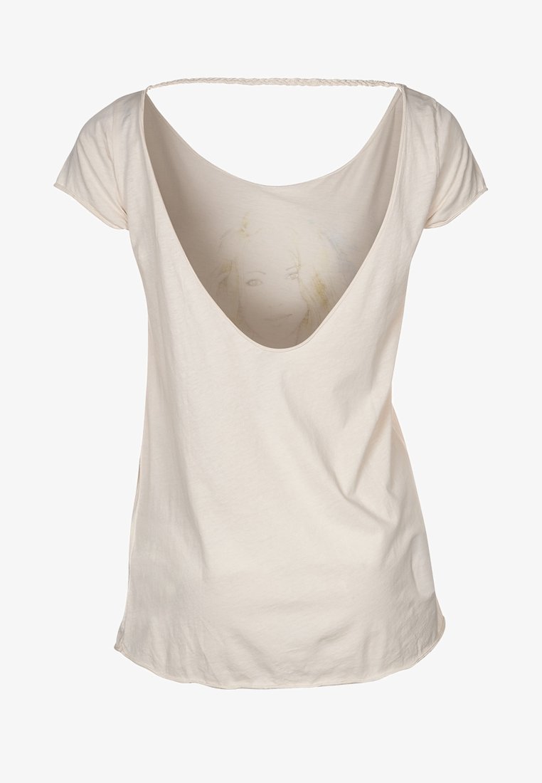 Camiseta de algodón de color crema con manga corta y un profundo escote en V en la parte posterior, con un diseño gráfico interno de una cara, que presenta una textura suave.