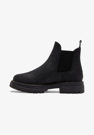 Schwarze Wildleder Chelsea-Boots mit elastischen Seitenteilen, einer Zuglasche und einer robusten Gummisohle. Auffällige Nähte entlang der Kanten.