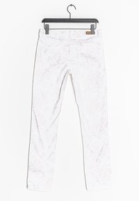 Pantalones blancos con un sutil estampado floral, fabricados en un tejido ligero, con diseño de pierna recta, presillas para cinturón y bolsillos traseros.