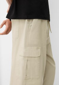 Bershka Cargobyxor - sand