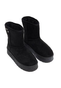 Juodos suede aulinukai iki kulkšnies su minkštu vidiniu pamušalu, paprastu apvaliu pirštu, plokščiu padu ir šoniniu užtrauktuku, skirtu patogiam užsidėjimui.