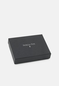 Boîte rectangulaire noire avec une surface texturée, comportant le logo "PATRIZIA PEPE" élégamment embossé en argent sur le dessus.
