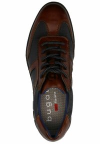 Baskets en cuir marron et textile gris avec lacets foncés, dotées d'une semelle intérieure cushinée et d'accents bleus, conçues pour le confort et le soutien.