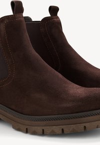Brązowe zamszowe botki Chelsea z elastycznymi panelami bocznymi, gumową podeszwą i kontrastowym przeszyciem. Posiadają pętle do łatwego zakładania.