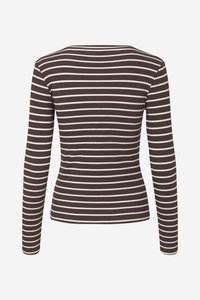 Bruin-wit gestreept shirt met lange mouwen en een aansluitende pasvorm, horizontale strepen, gezien van achteren tegen een effen witte achtergrond.