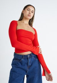 Gina Tricot SOFT TOUCH SQUARE NECK TOP - Langarmshirt - high risk red