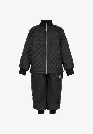 Ensemble veste matelassée noire et pantalon avec poignets et col côtelés. Comprend une fermeture éclair complète et un tissu texturé à motifs losanges.