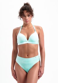 Miętowo-zielony zestaw bikini składający się z dekoltu w kształcie trójkąta z regulowanymi ramiączkami oraz wysokich majtek, wykonany z gładkiego, elastycznego materiału.